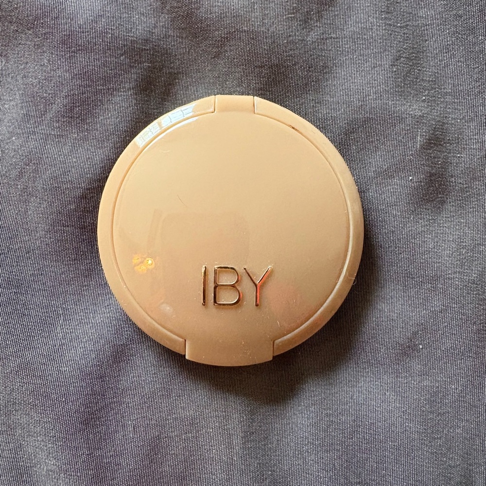 IBY Duo Eyeshadow in First Class / Glamping - Nude Peach Compact